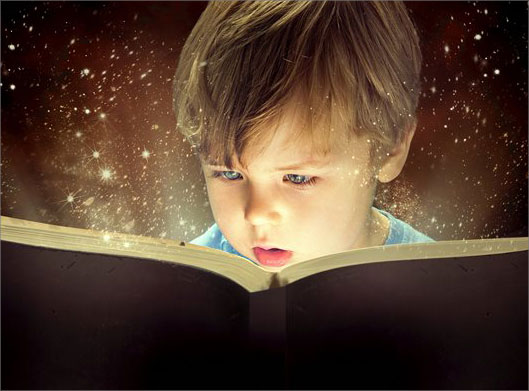 عکس با کیفیت از کودک کتاب و نور (کتاب جادویی)